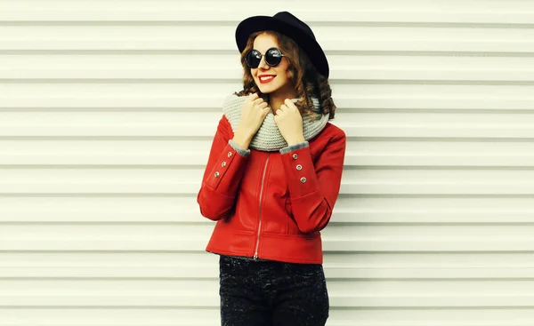 Retrato Bela Jovem Sorridente Posando Usando Uma Jaqueta Vermelha Chapéu — Fotografia de Stock