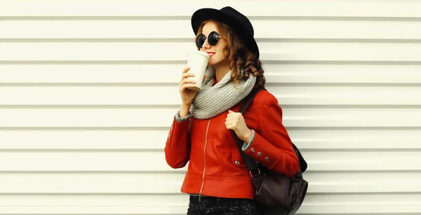 Portrait Belle Jeune Femme Buvant Café Vêtue Une Veste Rouge — Photo