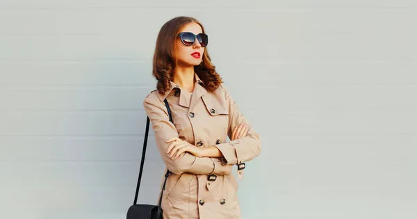 Retrato Mulher Elegante Posando Vestindo Uma Jaqueta Fundo Cinza — Fotografia de Stock