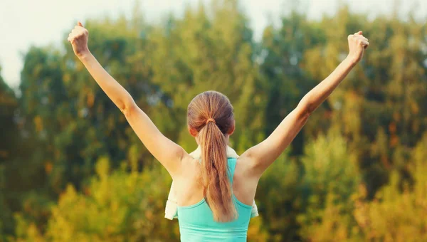Fitness Mulher Forte Feliz Desfrutando Após Treinamento Livre Vencedor Corredor — Fotografia de Stock
