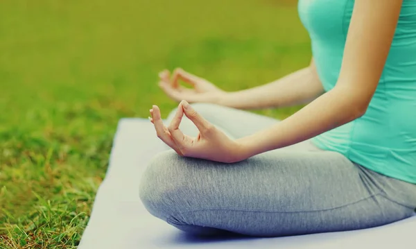 Junge Frau Macht Yoga Übungen Auf Einer Matte Auf Dem — Stockfoto