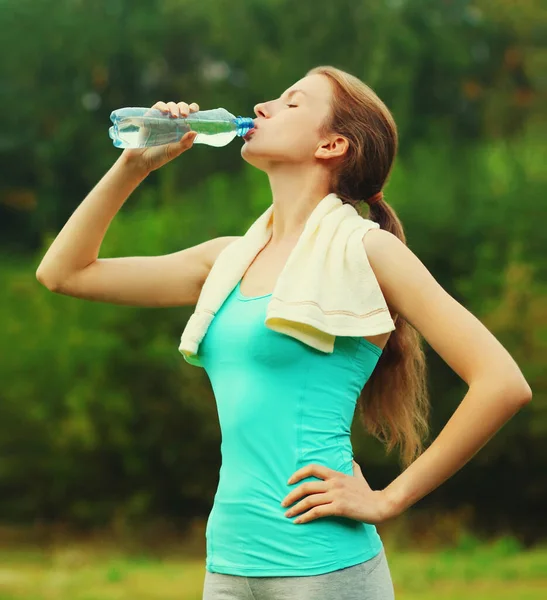 Fitness Jeune Femme Eau Potable Bouteille Dans Parc Été — Photo