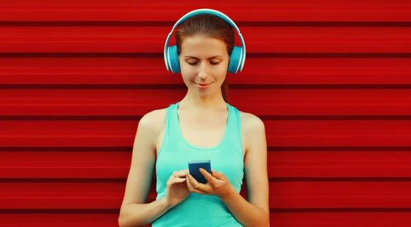 Πορτρέτο Της Γυμναστικής Χαμογελαστή Νεαρή Γυναίκα Ακουστικά Ακούγοντας Μουσική Smartphone — Φωτογραφία Αρχείου