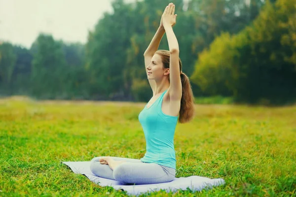 Jeune Femme Faisant Des Exercices Yoga Sur Tapis Sur Herbe — Photo