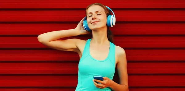 Retrato Fitness Sorrindo Jovem Fones Ouvido Ouvindo Música Com Smartphone — Fotografia de Stock