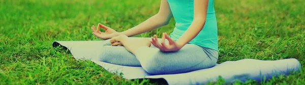 Young Woman Doing Yoga Exercises Mat Grass Summer Park — Stock Photo, Image