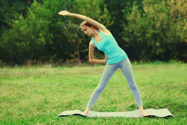 Fitness Woman Doing Yoga Exercises Mat Grass Summer Park — Stock Photo, Image