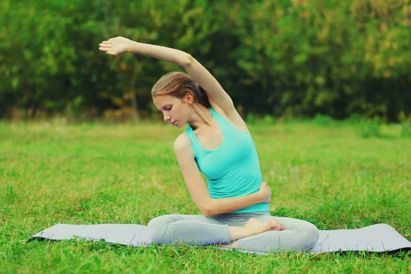 Fitness Kvinna Gör Yoga Övningar Rygg Sträcker Sig Matta Gräset — Stockfoto