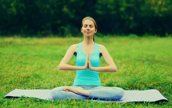 Jeune Femme Faisant Des Exercices Yoga Sur Tapis Sur Herbe — Photo