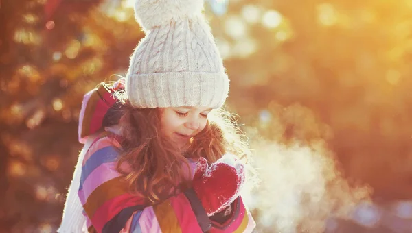 Зимовий Портрет Щасливої Усміхненої Маленької Дівчинки Дитини Відкритому Повітрі Сніжному — стокове фото