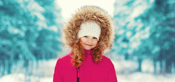 Vinterporträtt Glad Leende Liten Flicka Barn Utomhus Snöig Bakgrund — Stockfoto