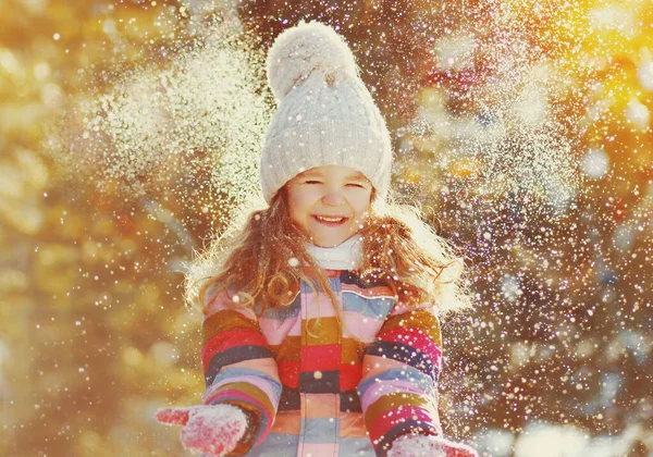 Mutlu Gülümseyen Küçük Bir Kızın Kış Portresi Dışarıda Karlı Arka — Stok fotoğraf