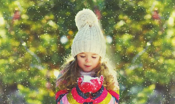 Vinterporträtt Glad Liten Flicka Barn Blåser Snöflingor Från Händerna Utomhus — Stockfoto