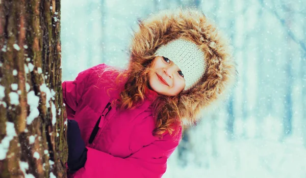 Retrato Invierno Niña Feliz Sonriente Aire Libre Sobre Fondo Cubierto —  Fotos de Stock