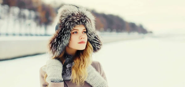 Vinterporträtt Vacker Ung Blond Kvinna Bär Hatt Utomhus — Stockfoto