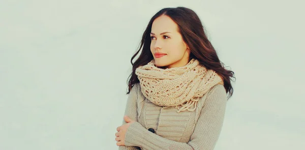 Portrait Beautiful Young Brunette Woman Looking Away Wearing Knitted Scarf — Stock Photo, Image