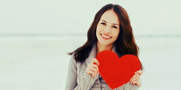 Retrato Mujer Feliz Sonriente Sosteniendo Papel Corazón Rojo Aire Libre — Foto de Stock