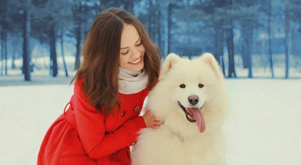 Portret Uśmiechniętej Młodej Właścicielki Białym Samoyedem Zimowym Parku — Zdjęcie stockowe