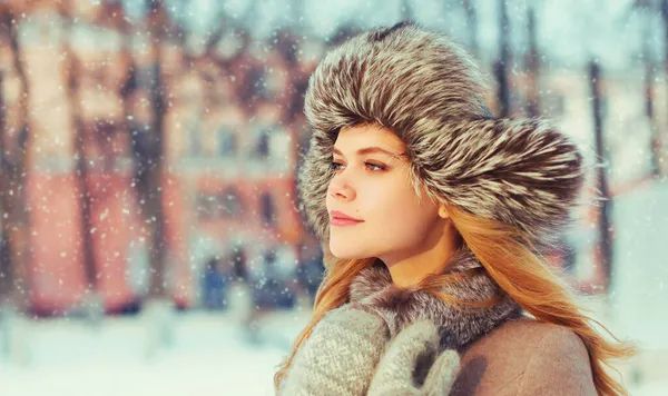 Retrato Invierno Una Hermosa Joven Rubia Con Sombrero Aire Libre — Foto de Stock