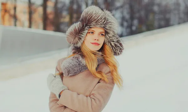 冬の肖像画の美しいです若いですブロンド女性身に着けていますA帽子屋外 — ストック写真