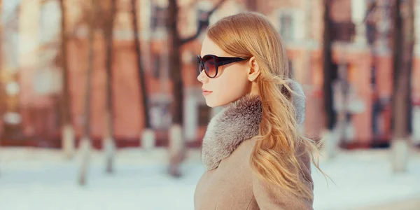 Зимний Портрет Красивой Молодой Блондинки Пальто Солнечные Очки Открытом Воздухе — стоковое фото