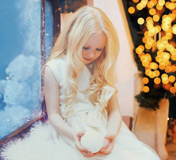 Retrato Natal Criança Menina Com Brinquedo Bola Neve Luzes Guirlanda — Fotografia de Stock