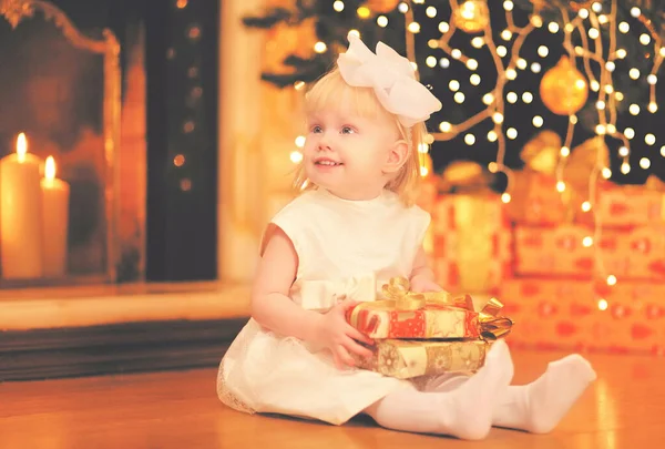Porträt Eines Glücklichen Kleinen Mädchens Das Mit Geschenkschachtel Der Nähe — Stockfoto