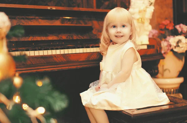 Retrato Niña Feliz Sonriente Jugando Piano Casa Cerca Del Árbol —  Fotos de Stock