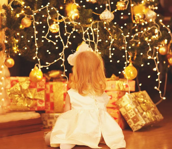 Visão Traseira Criança Pequena Feliz Sentado Sonhando Perto Árvore Natal — Fotografia de Stock