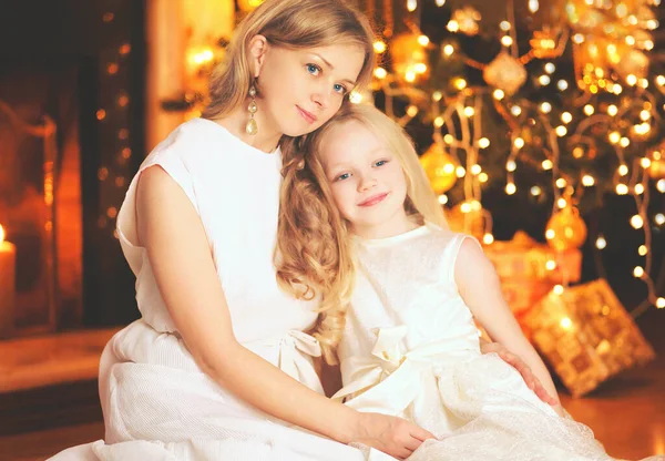 Retrato Mãe Feliz Filha Criança Sentados Juntos Perto Árvore Natal — Fotografia de Stock