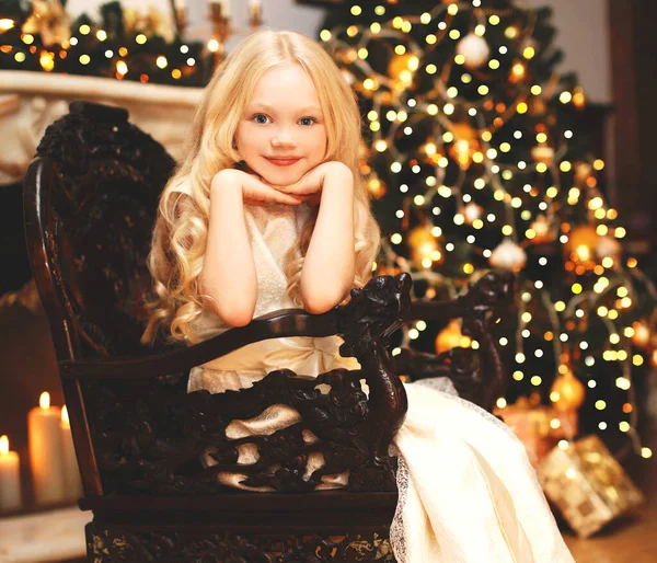 Retrato Criança Menina Sorridente Feliz Sentada Poltrona Perto Árvore Natal — Fotografia de Stock