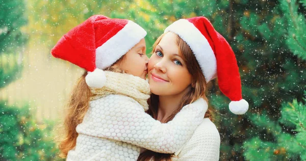 Retrato Natal Criança Menina Beijando Sua Mãe Feliz Santa Chapéu — Fotografia de Stock