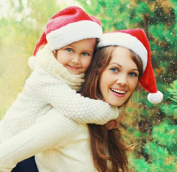 Weihnachtsporträt Von Glücklich Lächelnder Mutter Und Kleinem Mädchen Mit Weihnachtsmannmütze — Stockfoto