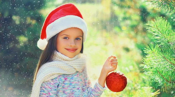 Julporträtt Leende Liten Flicka Barn Tomte Röd Hatt Med Boll — Stockfoto