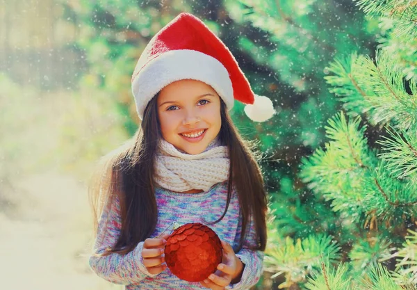 Julporträtt Leende Liten Flicka Barn Tomte Röd Hatt Med Boll — Stockfoto