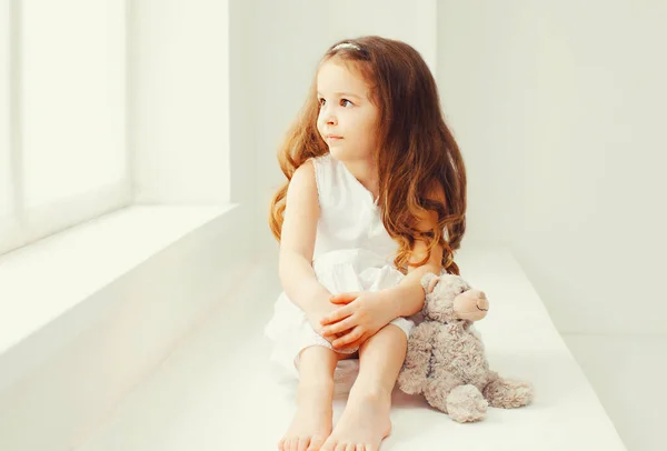 Retrato Niña Pensativa Sentada Con Osito Peluche Casa Habitación Blanca —  Fotos de Stock