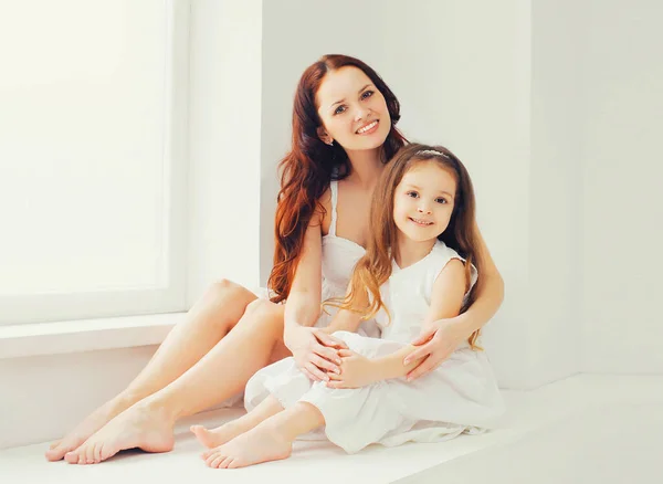 Portrait Happy Smiling Mother Daughter Child Together Home White Room — Stock Photo, Image