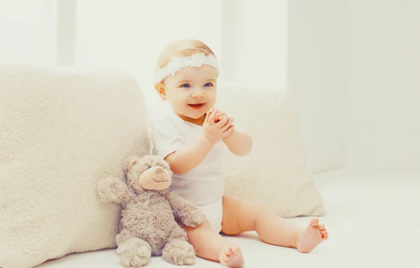 Porträt Eines Glücklich Lächelnden Babys Das Hause Weißen Zimmer Neben — Stockfoto