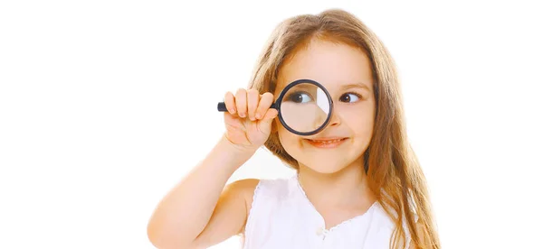 白い背景に隔離された虫眼鏡を通して見る少女の子供の肖像 — ストック写真