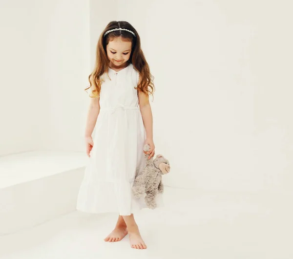 Bonito Criança Menina Com Brinquedo Ursinho Pelúcia Vestindo Vestido Branco — Fotografia de Stock