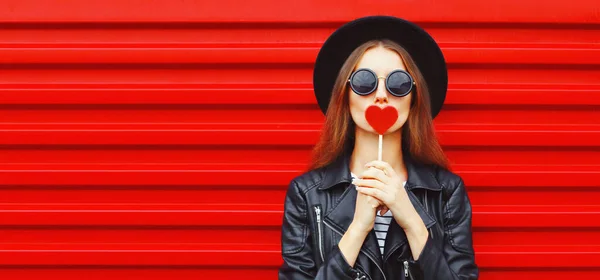 Fashionable Portrait Stylish Young Woman Red Heart Shaped Lollipop Blowing — Stock Photo, Image