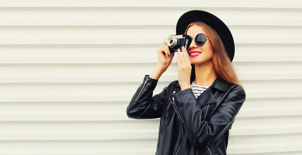 Stijlvol Portret Van Vrolijke Glimlachende Jonge Vrouw Fotograaf Met Vintage — Stockfoto