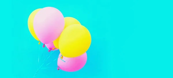 Ein Bündel Festlich Farbenfroher Gelb Pinkfarbener Luftballons Auf Blauem Hintergrund — Stockfoto