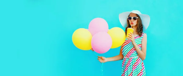 Retrato Una Hermosa Mujer Joven Con Montón Globos Bebiendo Jugo — Foto de Stock