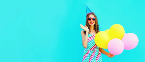 Porträt Der Schönen Glücklich Lächelnden Jungen Frau Mit Luftballons Geburtstagskappe — Stockfoto