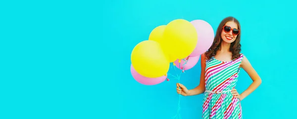 Porträt Der Schönen Glücklich Lächelnden Jungen Frau Mit Luftballons Die — Stockfoto