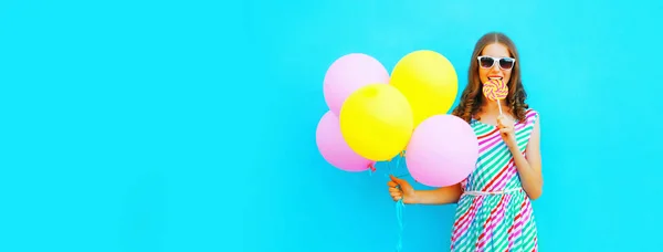 Retrato Alegre Feliz Sorrindo Jovem Com Bando Balões Coloridos Pirulito — Fotografia de Stock