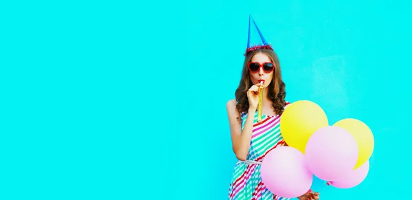 Retrato Jovem Alegre Boné Aniversário Com Balões Coloridos Fundo Azul — Fotografia de Stock