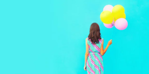 Πίσω Όψη Γυναίκα Δέσμη Πολύχρωμα Μπαλόνια Ένα Μπλε Φόντο — Φωτογραφία Αρχείου