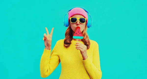 Verano Retrato Colorido Fresco Mujer Joven Feliz Auriculares Escuchando Música — Foto de Stock